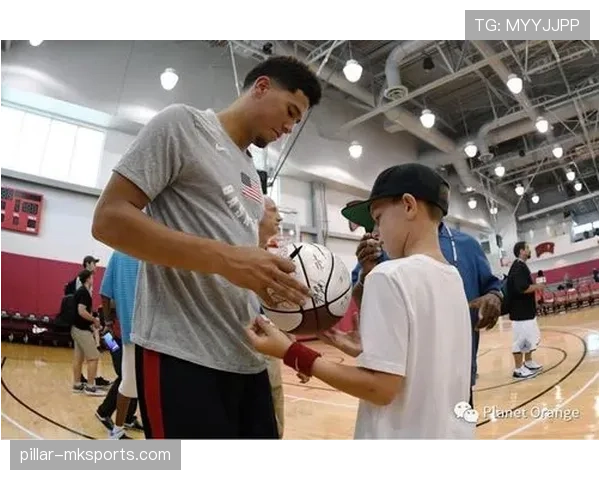 布克训练完顺手买下整条街的咖啡，店员说他连小票都不看