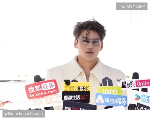 刷到徐嘉余卸下泳镜的那组照，居然不是运动风，精致感把普通人打脸